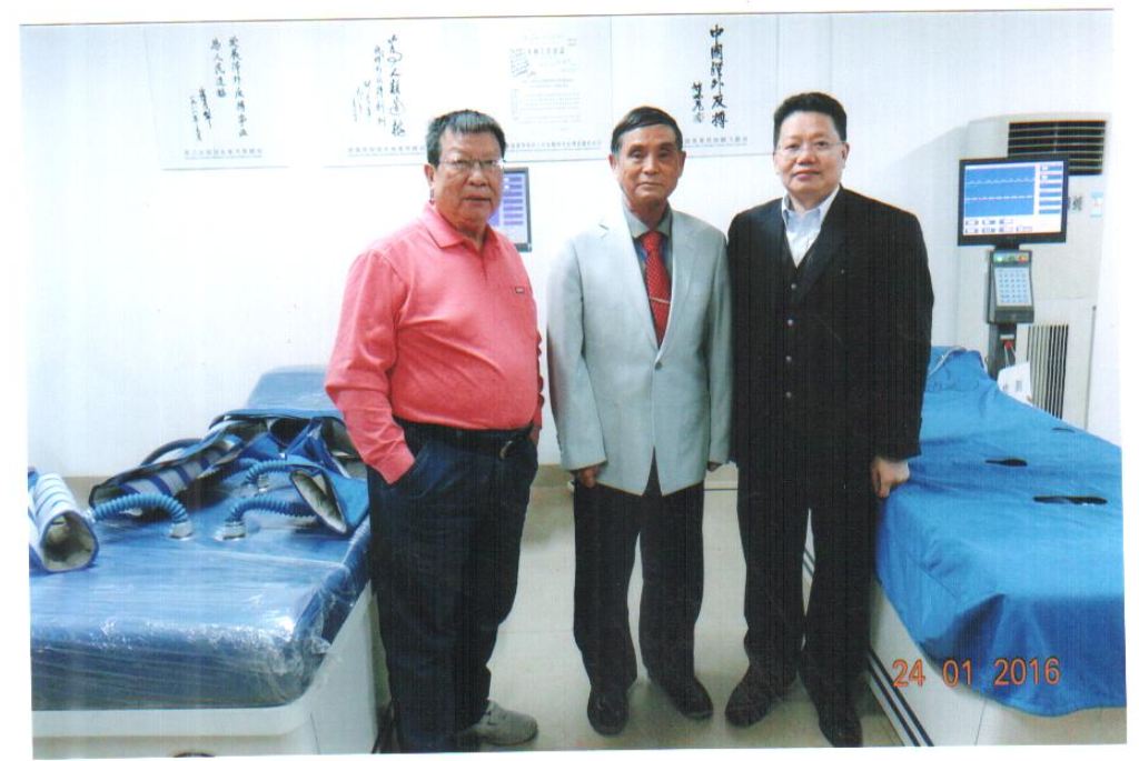 梁小明教授与伍贵富教授合影